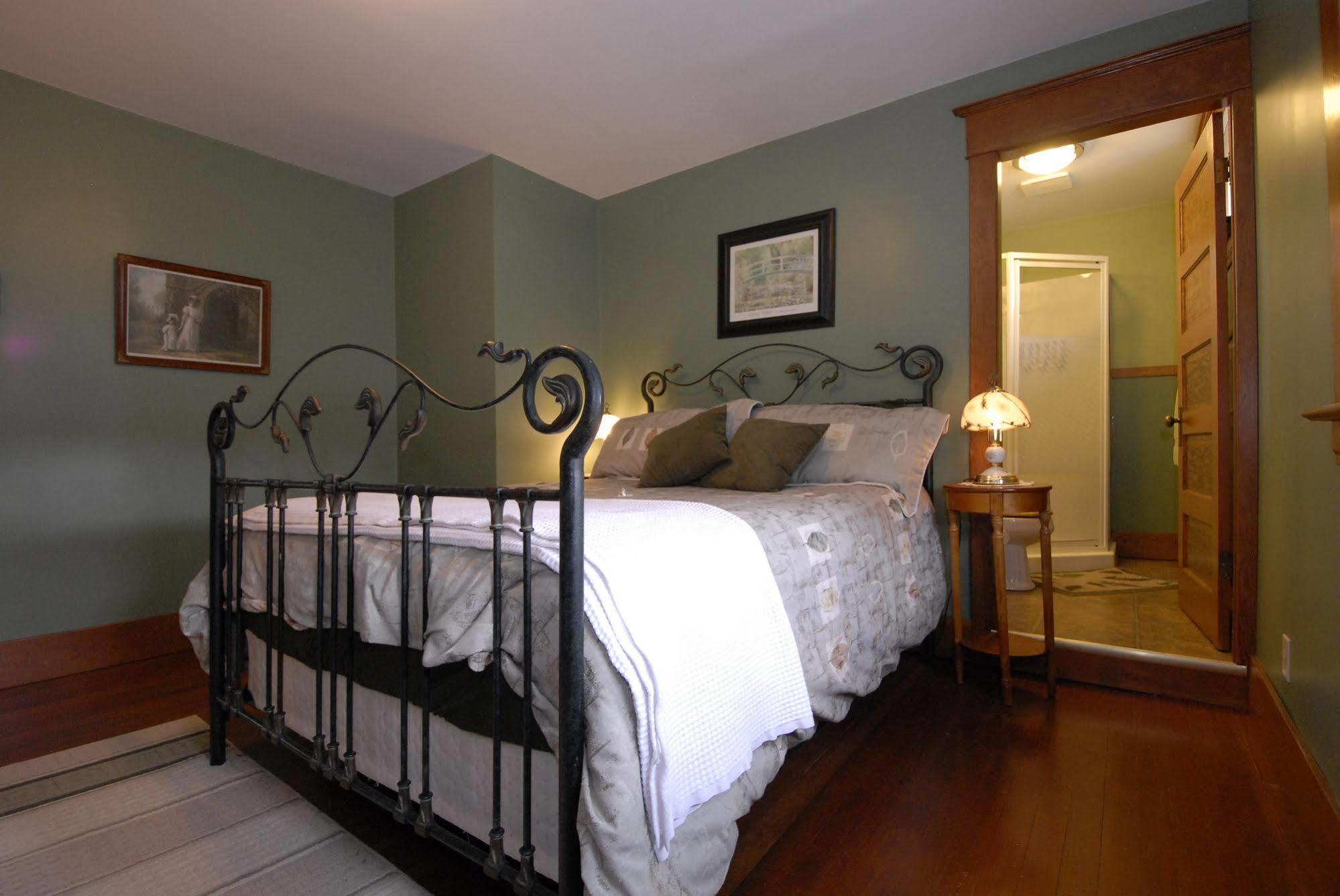 Phoenix House B&B Stettler Exteriér fotografie
