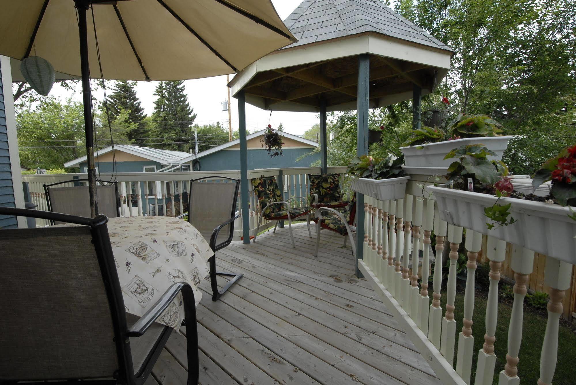 Phoenix House B&B Stettler Exteriér fotografie